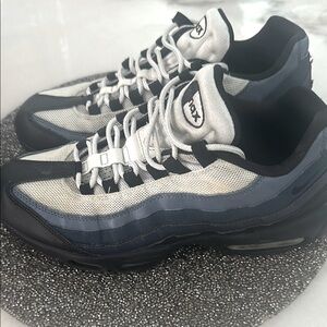 Nike Air Max 95
Men’s 9.5
Blue and white